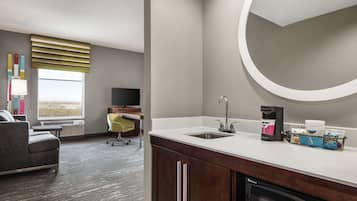 Studio, 1 King Bed, Refrigerator & Microwave (Wet Bar) | In-room safe, free WiFi, bed sheets