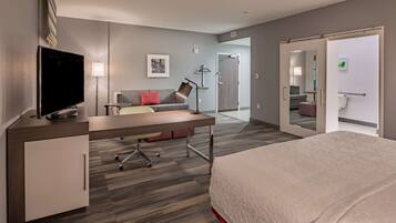 Studio, 1 King Bed, Refrigerator & Microwave (Wet Bar)