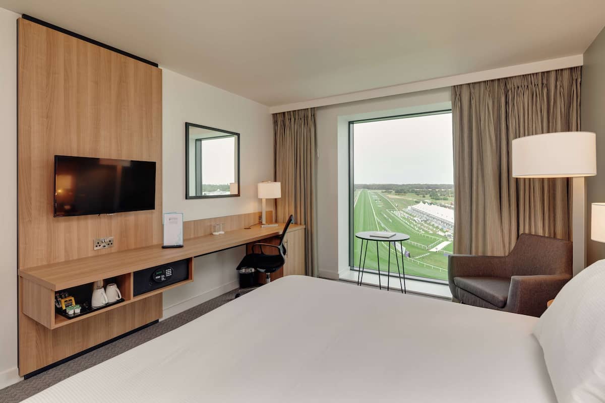 1 bedroom, in-room safe, desk, blackout curtains