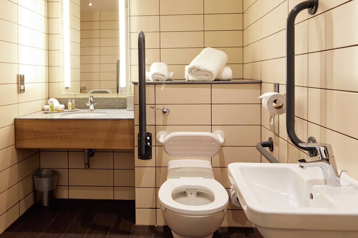 room, 1 queen bed, accessible | bathroom | free toiletries, hair dryer, towels