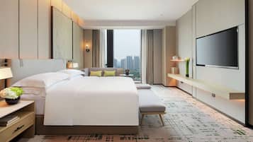 Suite Eksekutif, 1 kamar tidur | Selimut bulu angsa, minibar, brankas, dan meja kerja