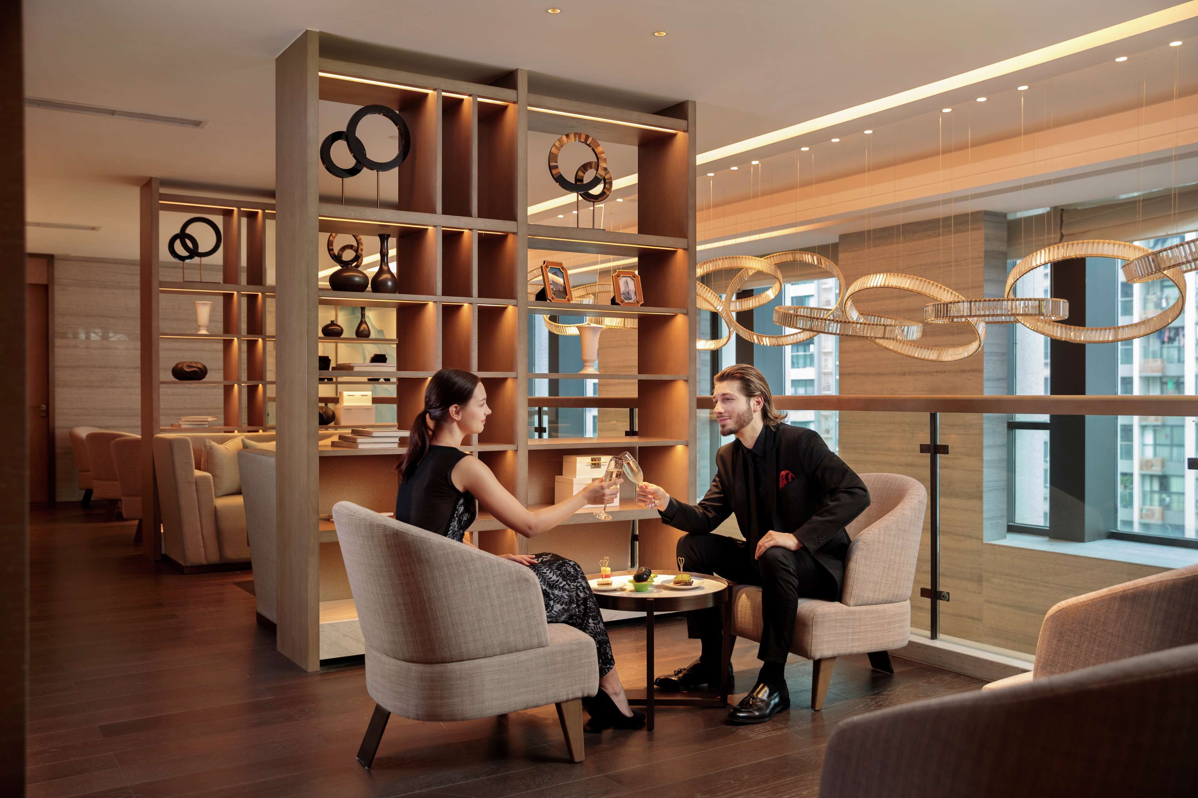 Executive Room, 1 King Bed | Executive lounge
