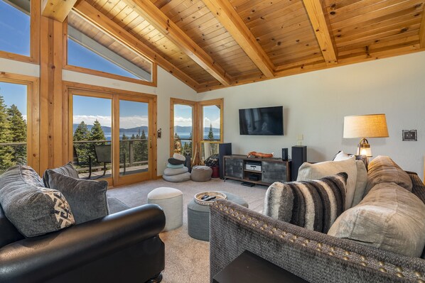 TV, fireplace, DVD player - Clearview 2 - Amazing Tahoe Views, Dog Friendly, Pool Table, Near Golf (Tahoe City)
