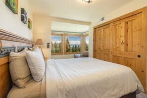 3 bedrooms, iron/ironing board, free WiFi, bed sheets - Clearview 2 - Amazing Tahoe Views, Dog Friendly, Pool Table, Near Golf (Tahoe City)