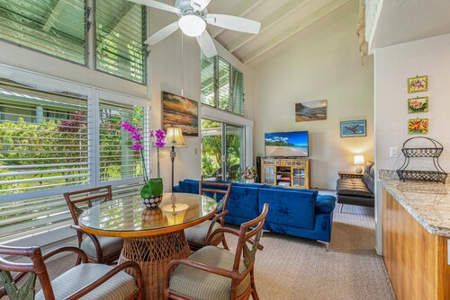 Spacious Home Great for Large Groups - Walk to Beaches/Groceries/Shopping