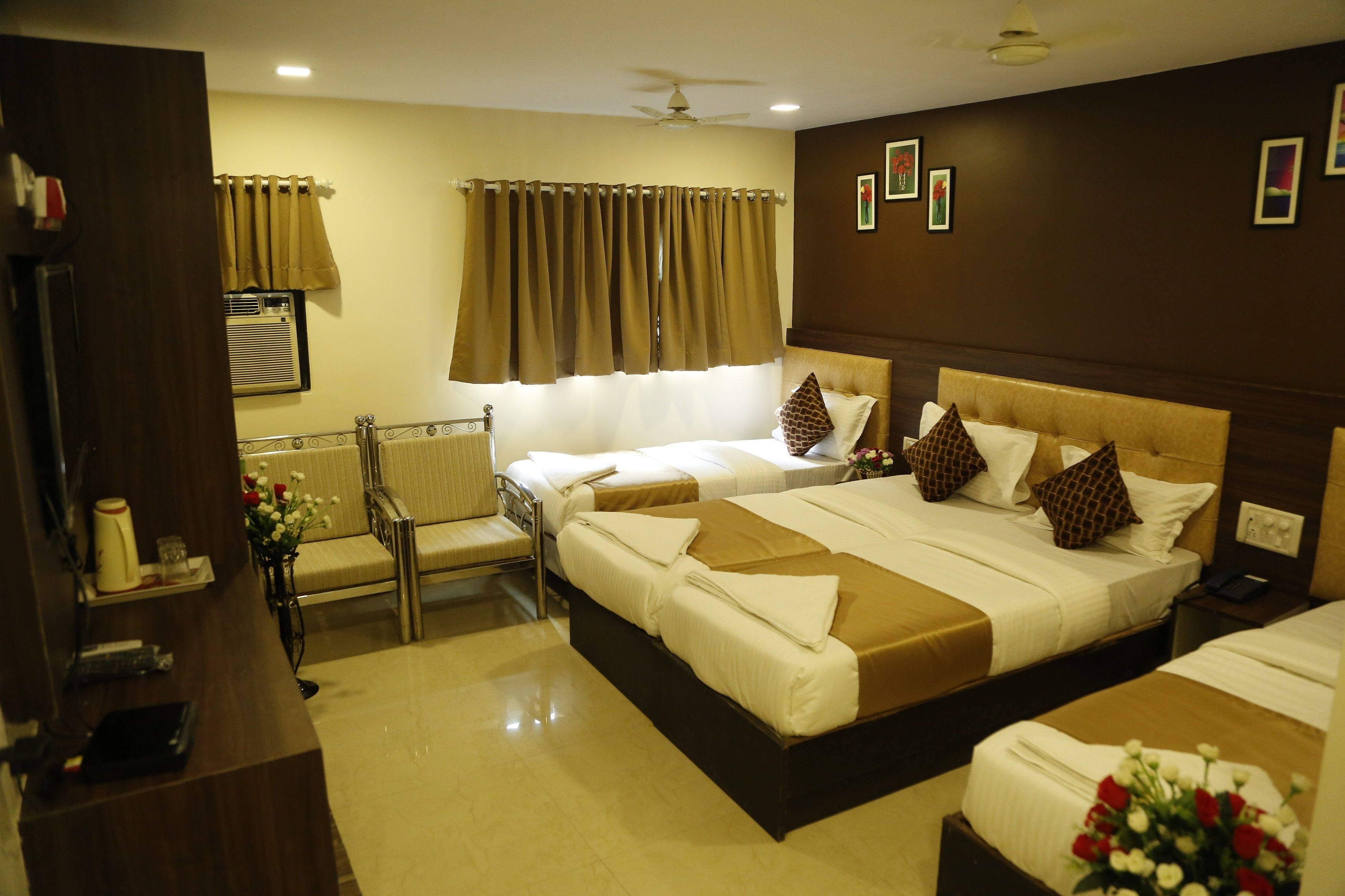 Family Room | Egyptian cotton sheets, premium bedding, pillowtop beds, in-room safe