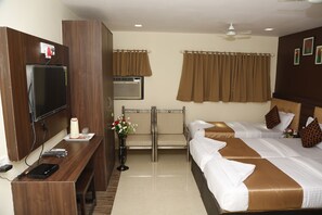 Egyptian cotton sheets, premium bedding, pillow-top beds, in-room safe - Hotel Royal Onix Mumbai (Mumbai)