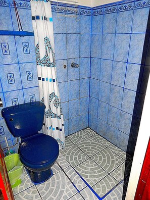 شقة إستديو جونيور | حمام | تجهيزات دش، مناشف