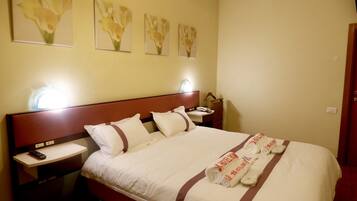 Classic Triple Room | In-room safe, blackout drapes, free WiFi, bed sheets