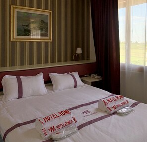 Habitación clásica con 2 camas individuales | Caja fuerte, cortinas opacas, wifi gratis y ropa de cama