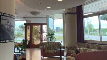 Coin salon dans le hall