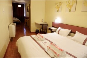 خزنة داخل الغرفة وستائر تعتيم وواي فاي مجانًا وملاءات أسرّة