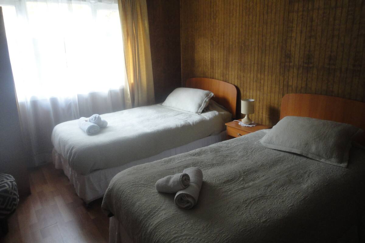 Habitación triple, baño privado, en el área del patio | 1 habitación, wifi gratis y ropa de cama