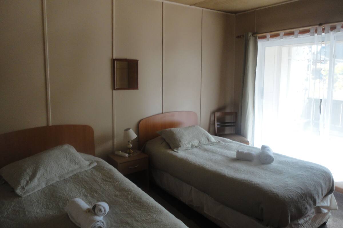 Habitación con 2 camas individuales, baño compartido | 1 habitación, wifi gratis y ropa de cama