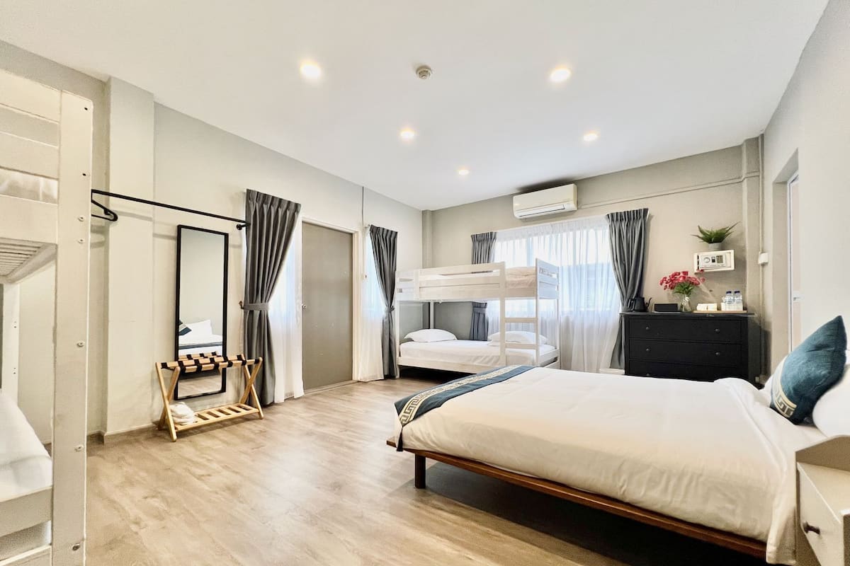 Family Ensuite | Hypo-allergenic bedding, free WiFi, bed sheets