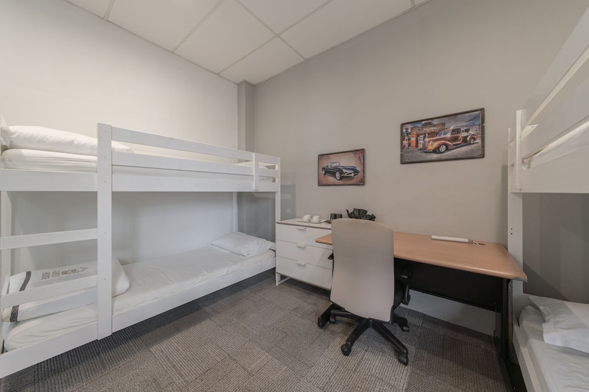 Family Common Bathroom | Hypo-allergenic bedding, free WiFi, bed sheets