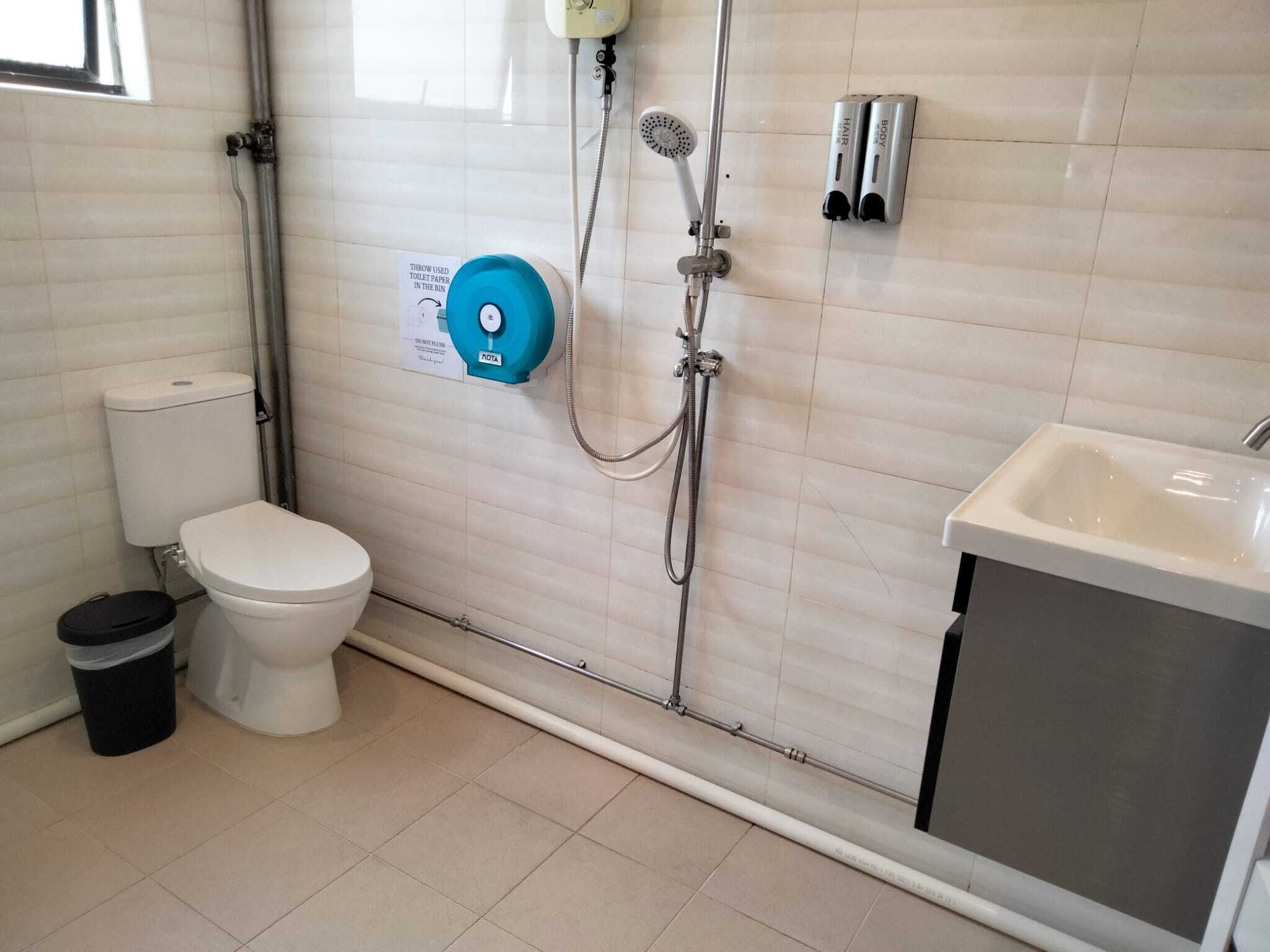 Un baño con inodoro, bidé, ducha y lavamanos.