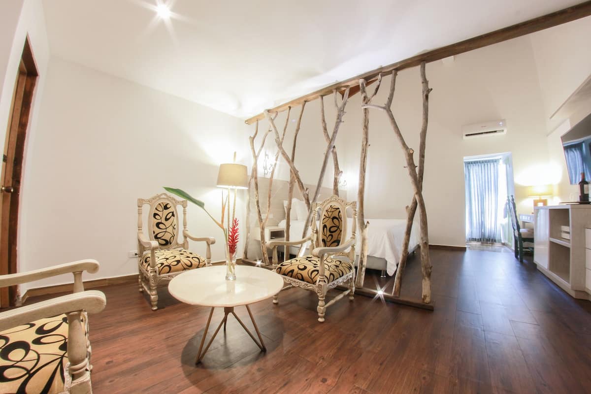 Suite, 1 letto king | Minibar, una cassaforte in camera, una scrivania, Wi-Fi gratuito