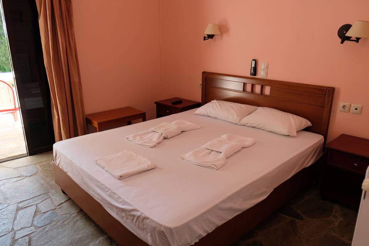 In-room safe, iron/ironing board, free WiFi, bed sheets