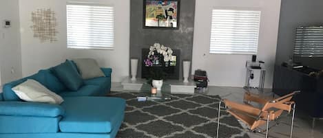 Luxury House, 4 Bedrooms, Non Smoking, Pool View | Living area