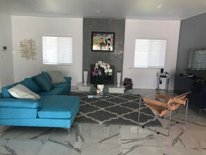 Casa de lujo, 4 habitaciones, para no fumadores, vista a la alberca | Área de sala de estar | Televisión de pantalla plana y chimenea 