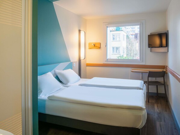 Standard Twin Room, 2 Twin Beds | Pillowtop beds, desk, free WiFi, bed sheets - Ibis Budget ULM City (Ulm)