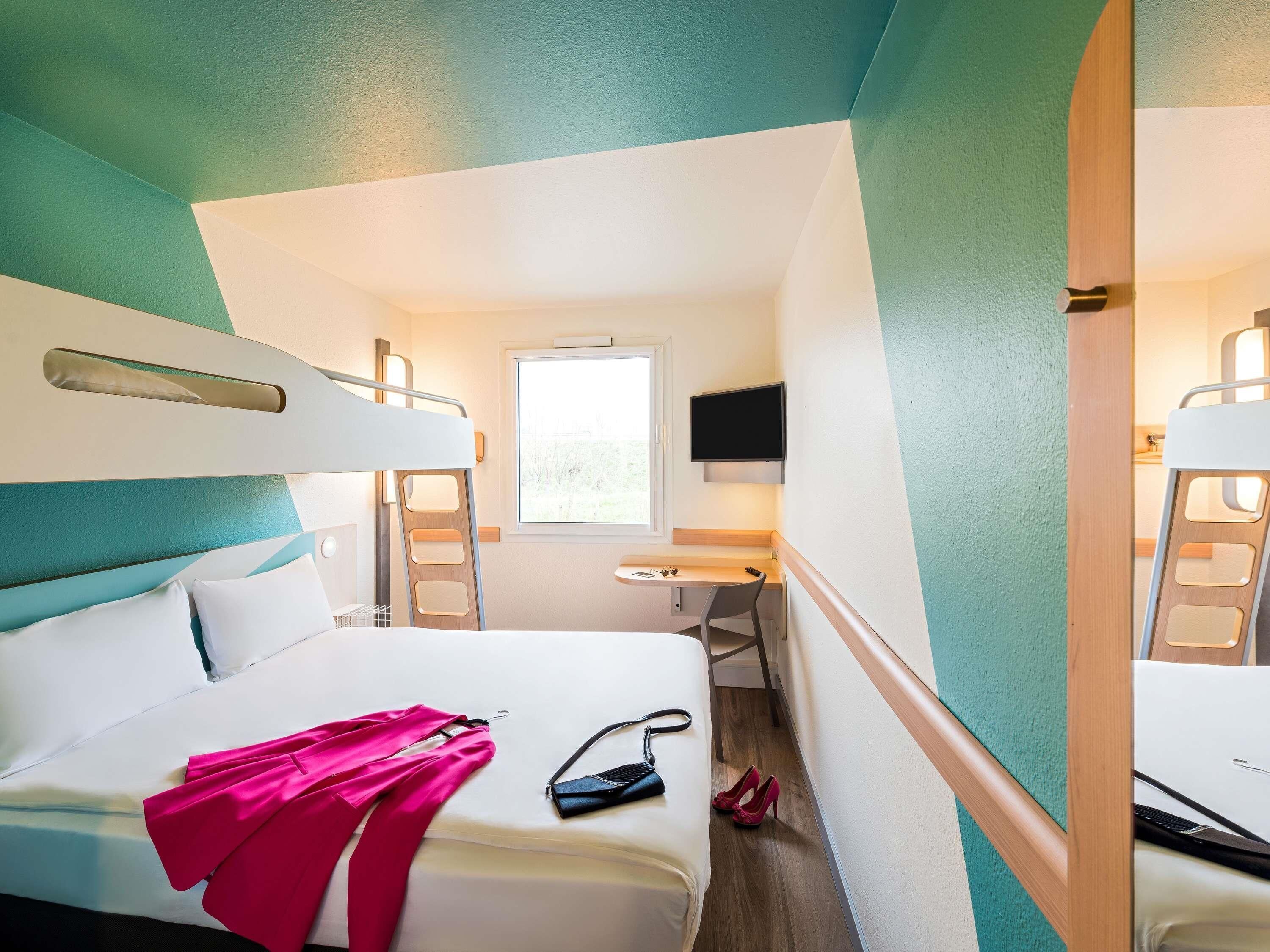 Colchones con pillow-top, escritorio, wifi gratis y ropa de cama 