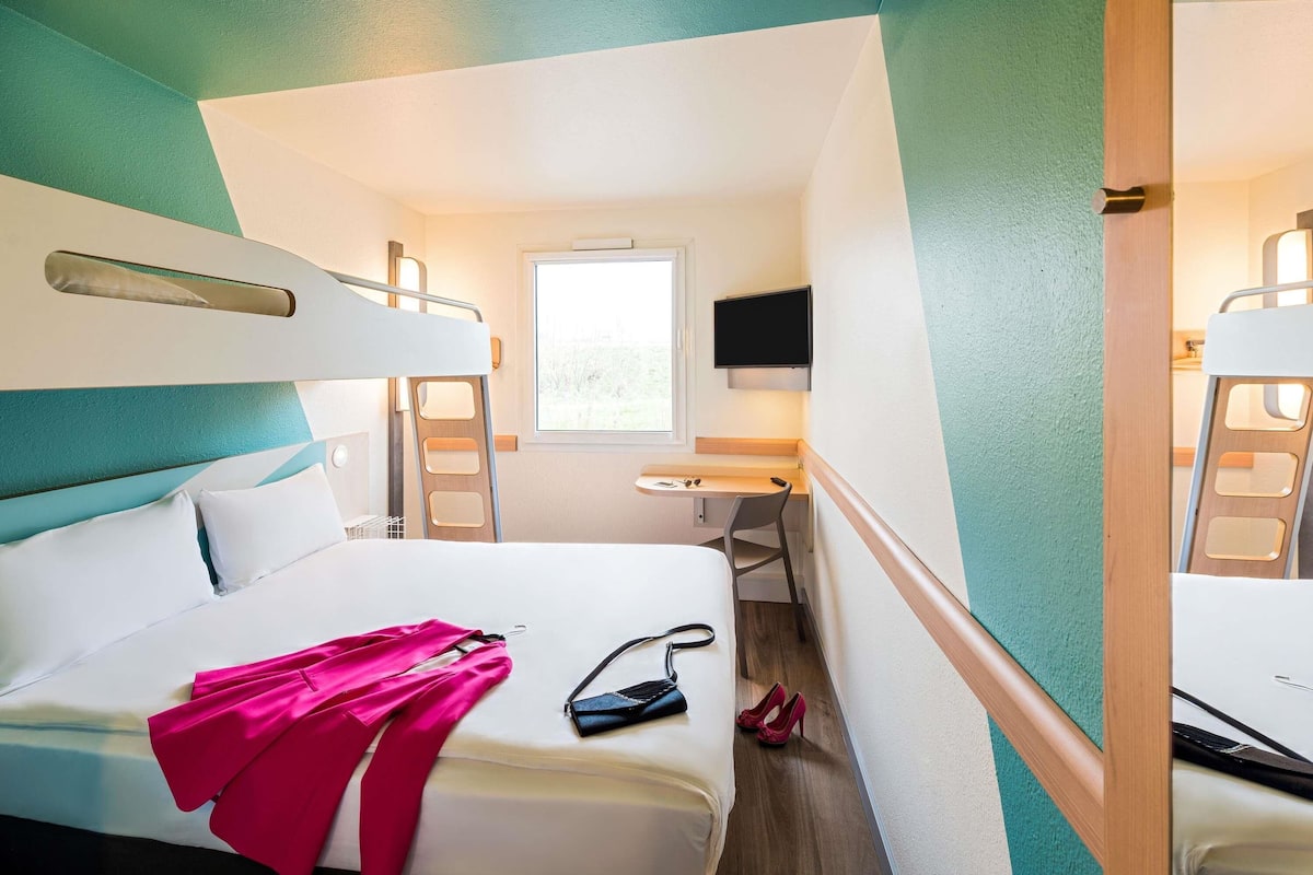 Chambre Standard, Plusieurs lits | Lit avec matelas Ă plateau-coussin, bureau, accĂšs au Wi-Fi (inclus)