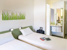 Standard Twin Room, 2 Twin Beds | Pillowtop beds, desk, free WiFi, bed sheets