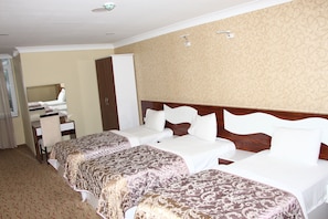Chambre Triple Standard | Fer et planche à repasser, Wi-Fi gratuit, draps fournis
