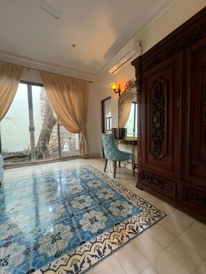 Deluxe Double Room, 1 King Bed, Bathtub, Pool View
