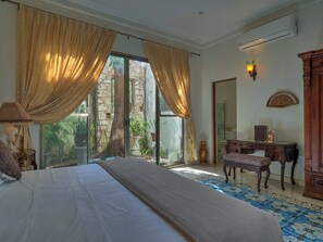 华丽双人房, 1 张特大床, 浴缸, 泳池景观 | 客房服务设施