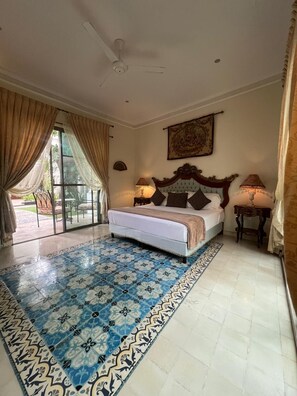 Quarto casal luxo, 1 cama King, banheira, vista para a piscina | Cofres nos quartos, individualmente decorados