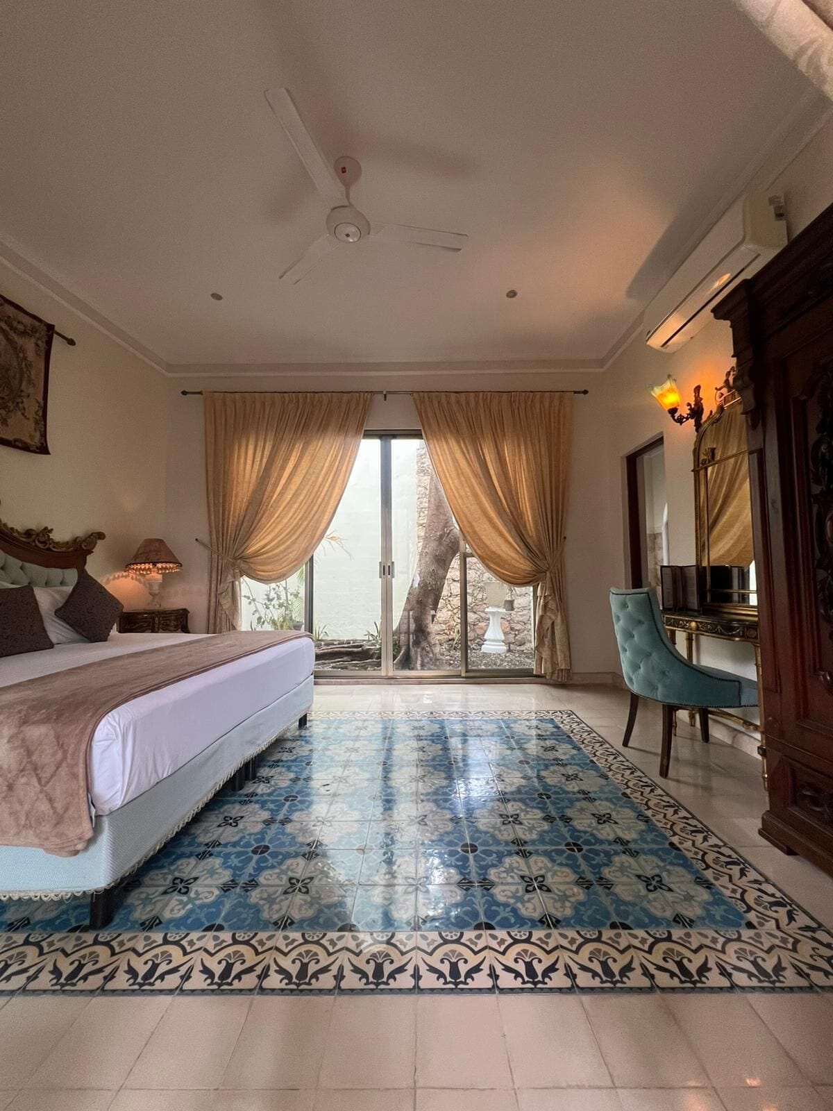 デラックス ダブルルーム キングベッド 1 台 浴槽 プールビュー | セーフティボックス (室内)、客室ごとに異なる装飾、客室ごとに異なるインテリア、デスク