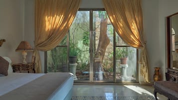 Chambre Double Deluxe, 1 trĂšs grand lit, baignoire, vue piscine | Ăquipements de la chambre