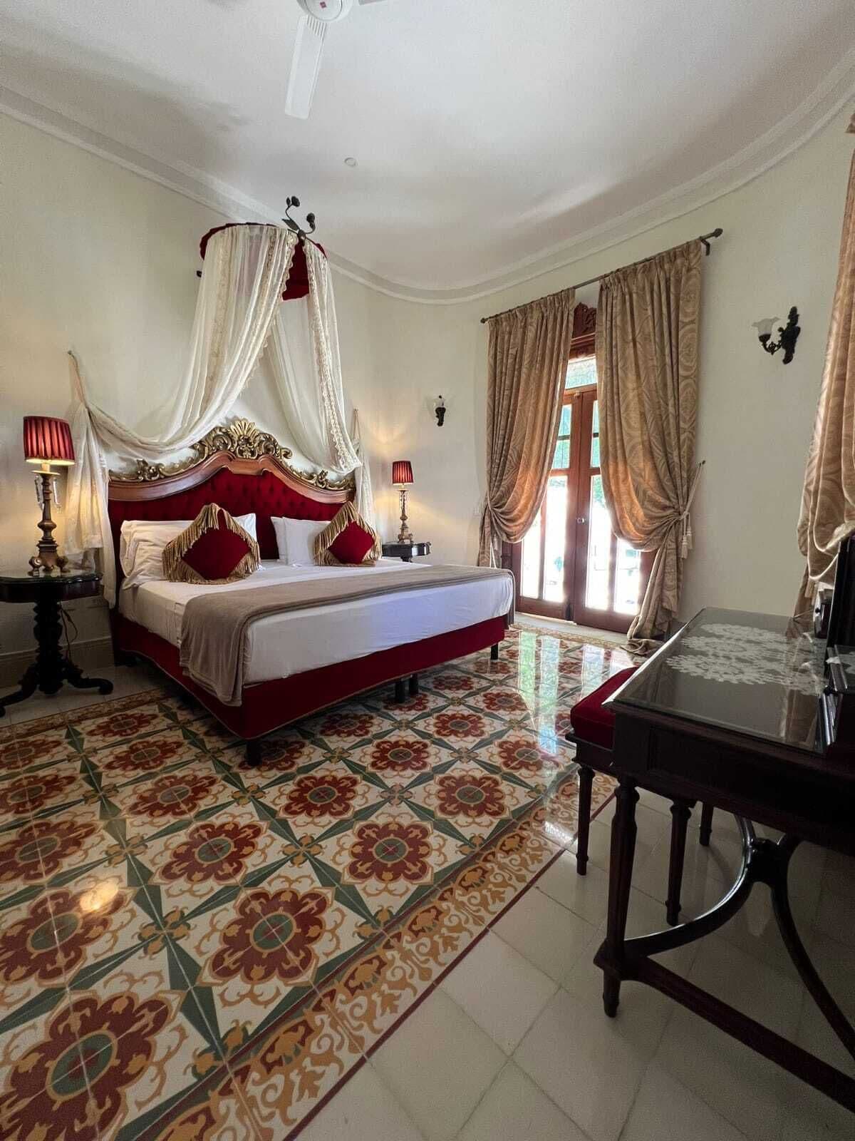 Caja de seguridad en la habitación y decoración personalizada 