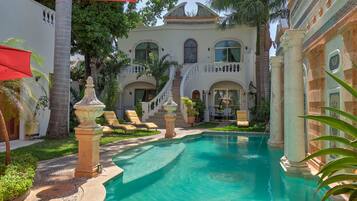 2 outdoor pools, pool loungers