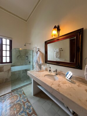 Habitación Deluxe doble, 1 cama de matrimonio grande, junto a la piscina | Baño | Ducha, artículos de higiene personal gratuitos y secador de pelo