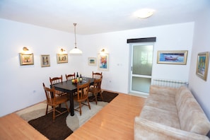 Comfort-Apartment, 2 Schlafzimmer, Terrasse, Meerblick | Wohnzimmer | Flachbildfernseher