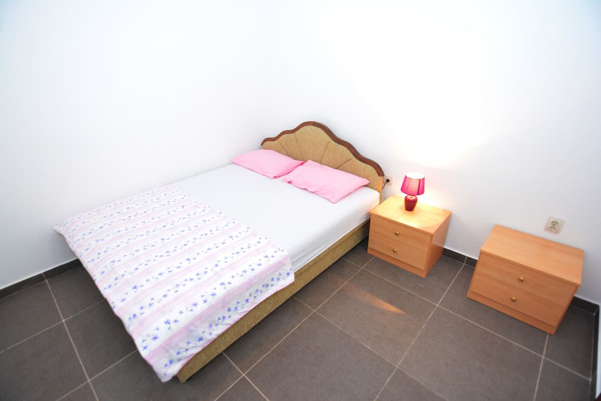 Premium bedding, desk, iron/ironing board (on request), WiFi (free)