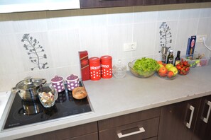 Appartement Confort, 2 chambres, terrasse, vue sur la mer | Cuisine privée | Réfrigérateur grande capacité avec congélateur, un four