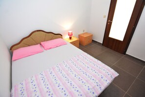 Hochwertige Bettwaren, Schreibtisch, Bügeleisen/Bügelbrett