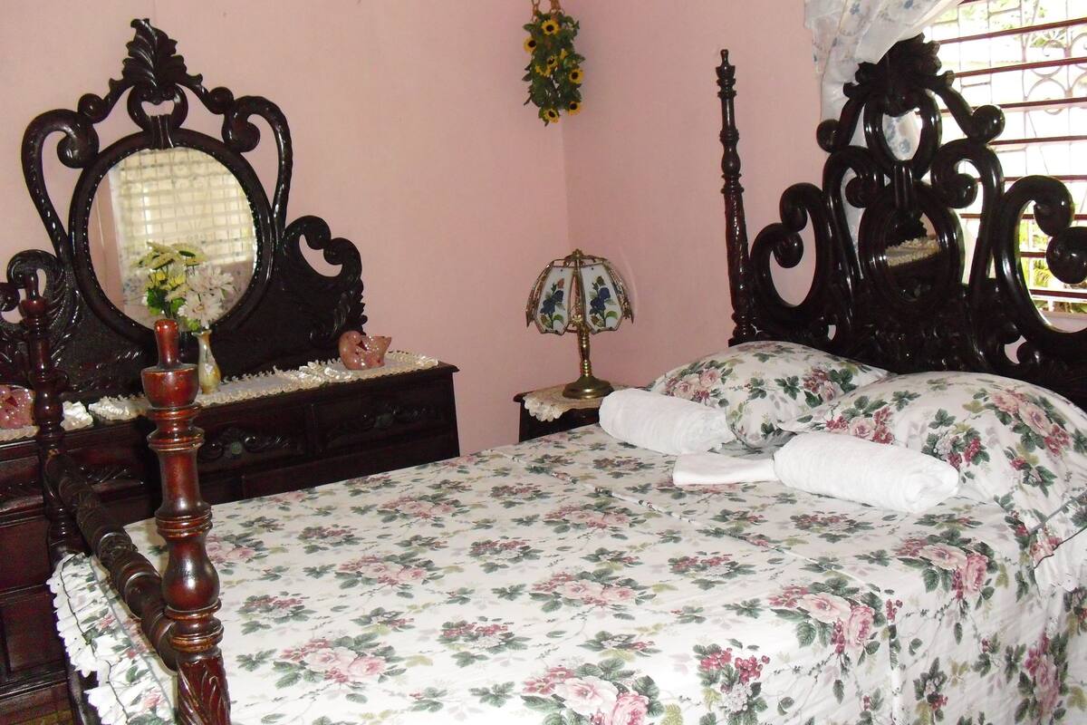 1 bedroom, premium bedding, desk, laptop workspace