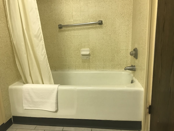 Chambre Simple, fumeurs | Salle de bain | Ensemble douche/baignoire, baignoire relaxante profonde