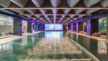 Piscine couverte, piscine extérieure, parasols de plage, chaises longues