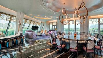 2 ristoranti, aperti a colazione e a pranzo, cucina internazionale