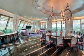 2 restaurantes; se sirven desayunos, almuerzos y cocina internacional 