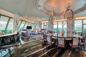 2 restaurantes; se sirve desayuno, almuerzo y cena; cocina internacional