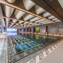 Piscina interna, piscina externa, funciona das 8h às 23h, guarda-sóis