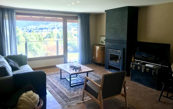 Quarto superluxo, 2 quartos | Área de estar | TV de tela plana 47 polegadas com canais a cabo, TV, filmes pagos
